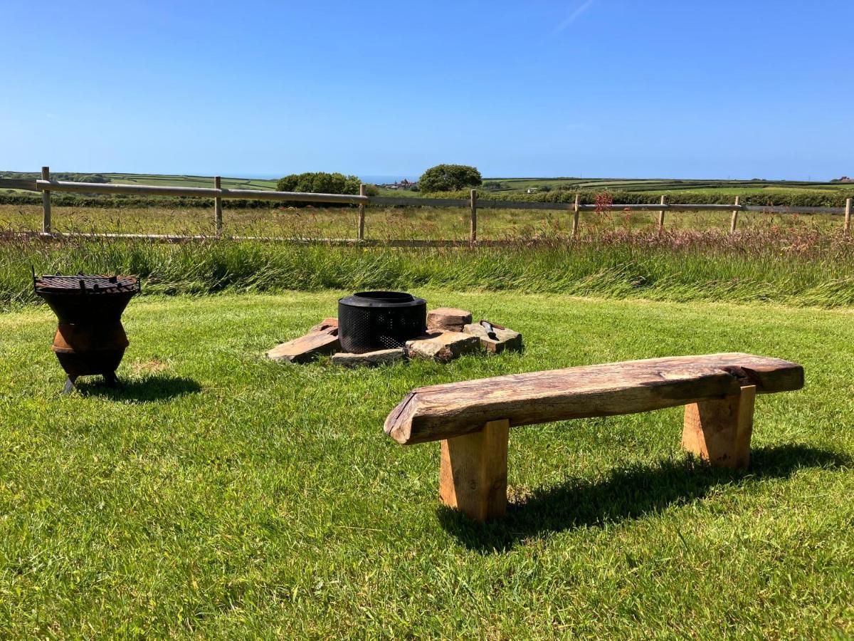 Shepherds Hut In A Private Meadow With Sea Views Hartland Buitenkant foto