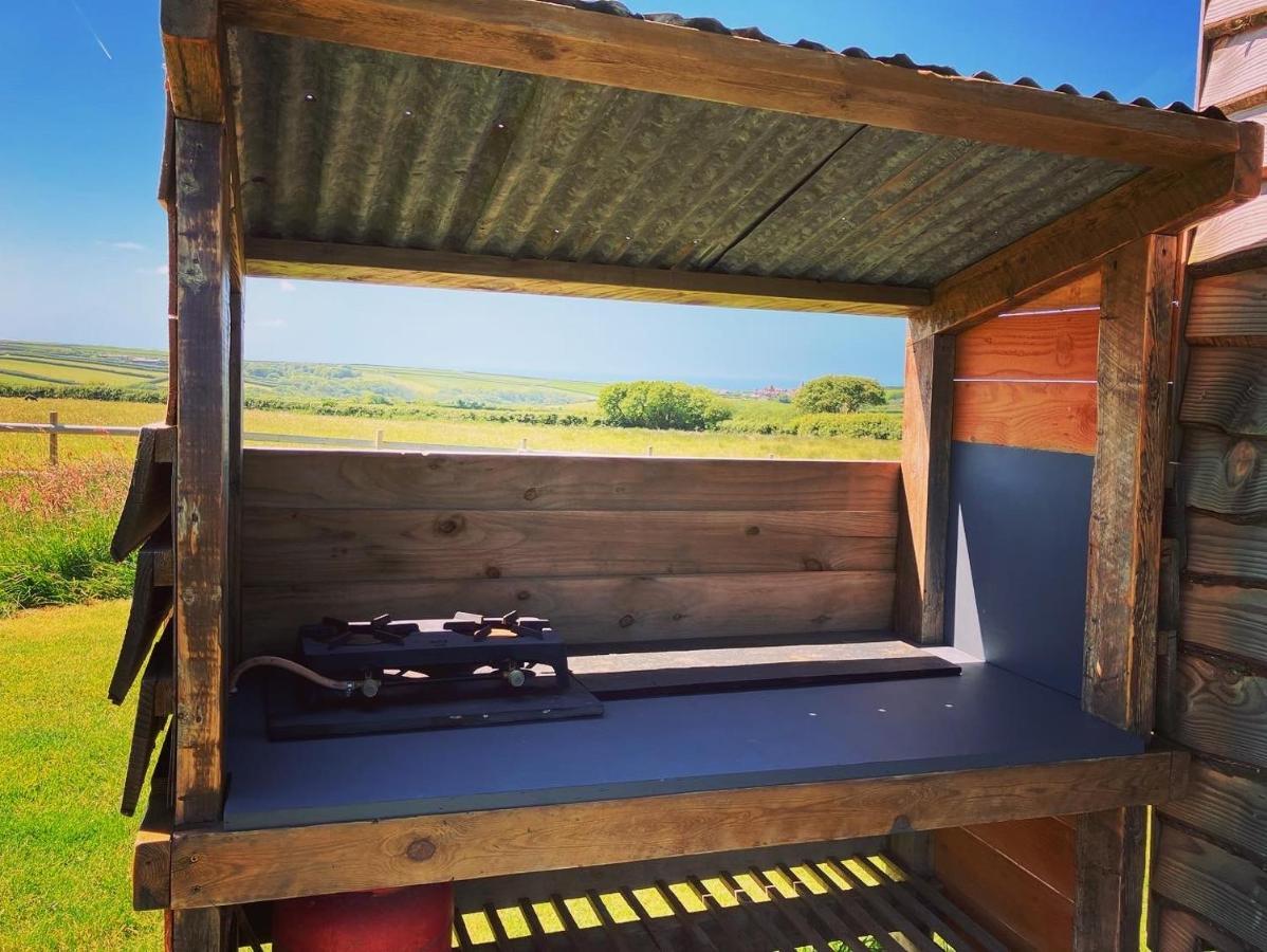 Shepherds Hut In A Private Meadow With Sea Views Hartland Buitenkant foto