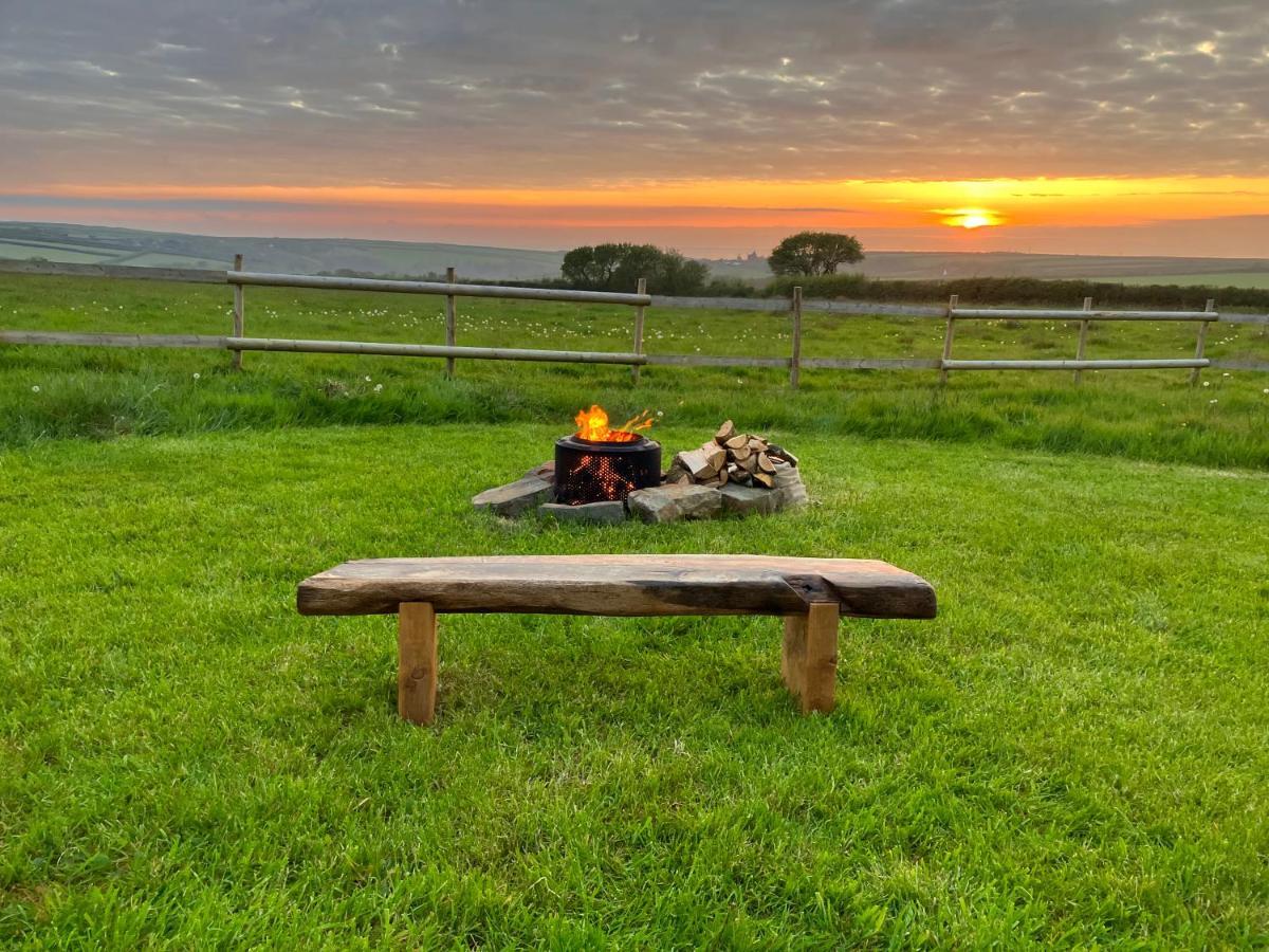 Shepherds Hut In A Private Meadow With Sea Views Hartland Buitenkant foto