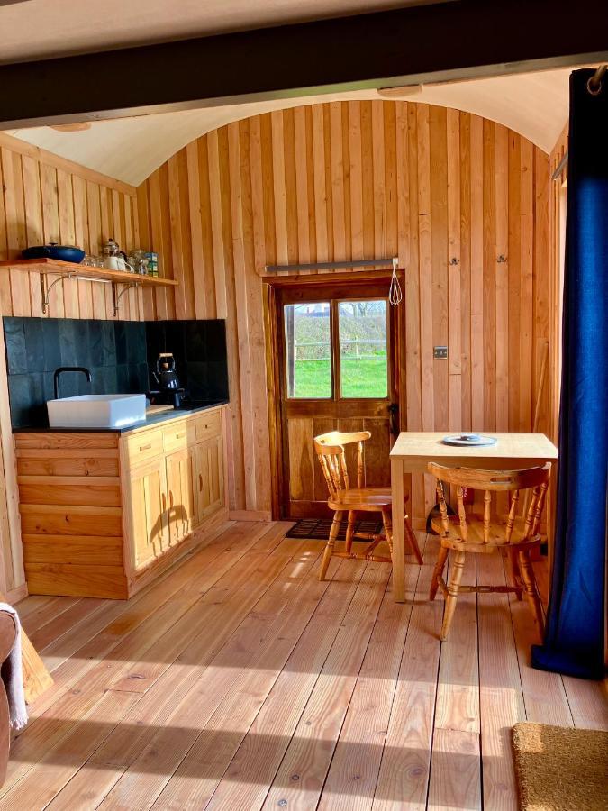 Shepherds Hut In A Private Meadow With Sea Views Hartland Buitenkant foto
