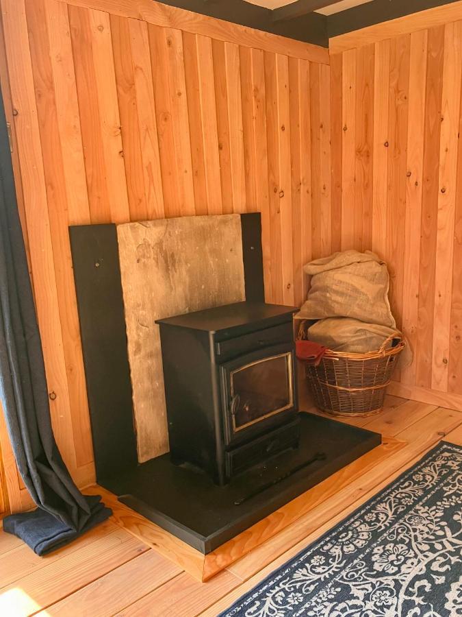 Shepherds Hut In A Private Meadow With Sea Views Hartland Buitenkant foto