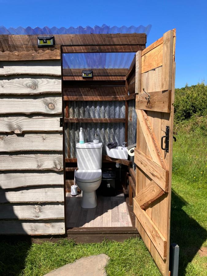 Shepherds Hut In A Private Meadow With Sea Views Hartland Buitenkant foto