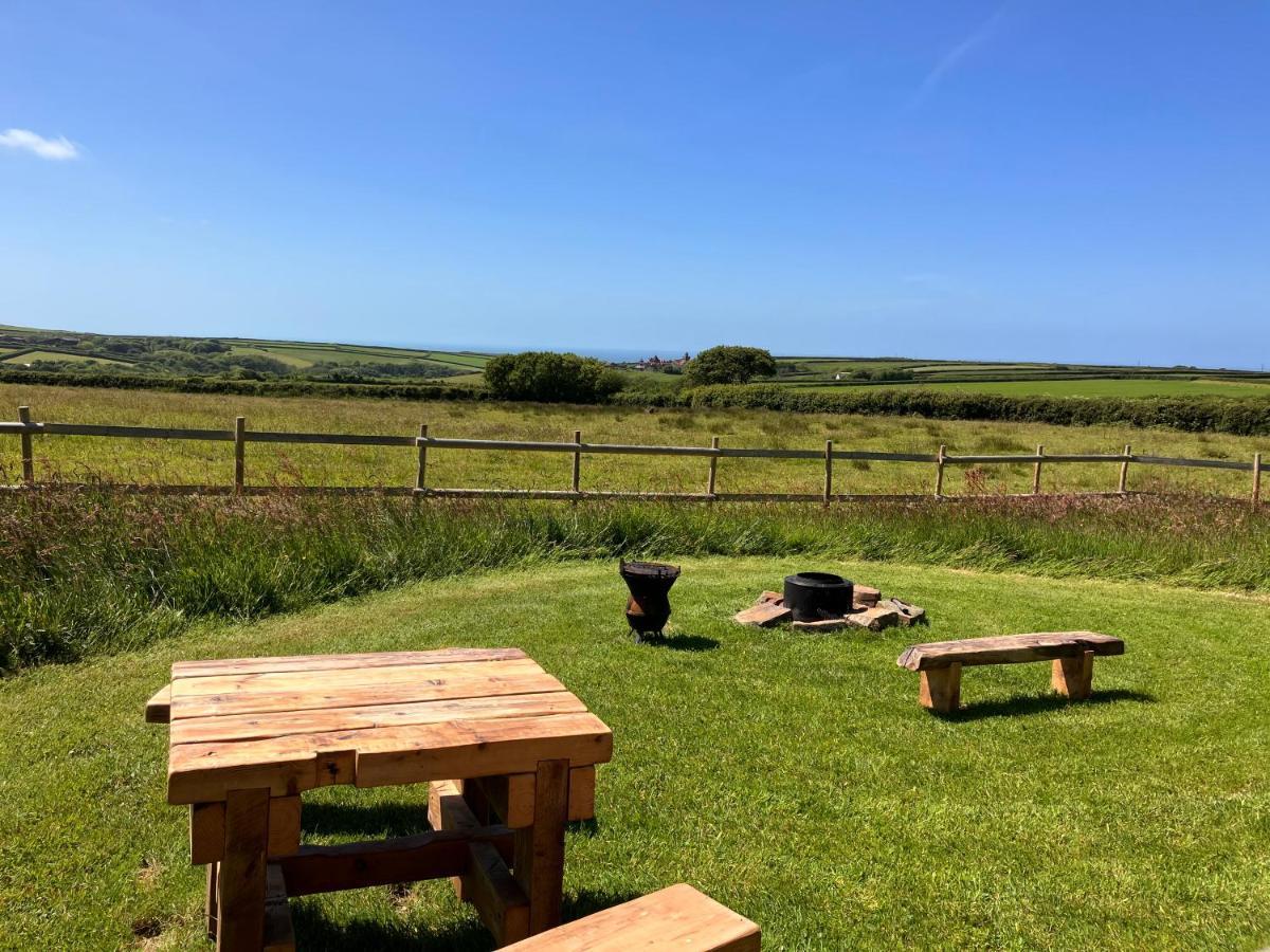 Shepherds Hut In A Private Meadow With Sea Views Hartland Buitenkant foto