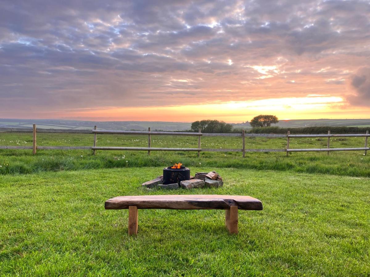 Shepherds Hut In A Private Meadow With Sea Views Hartland Buitenkant foto