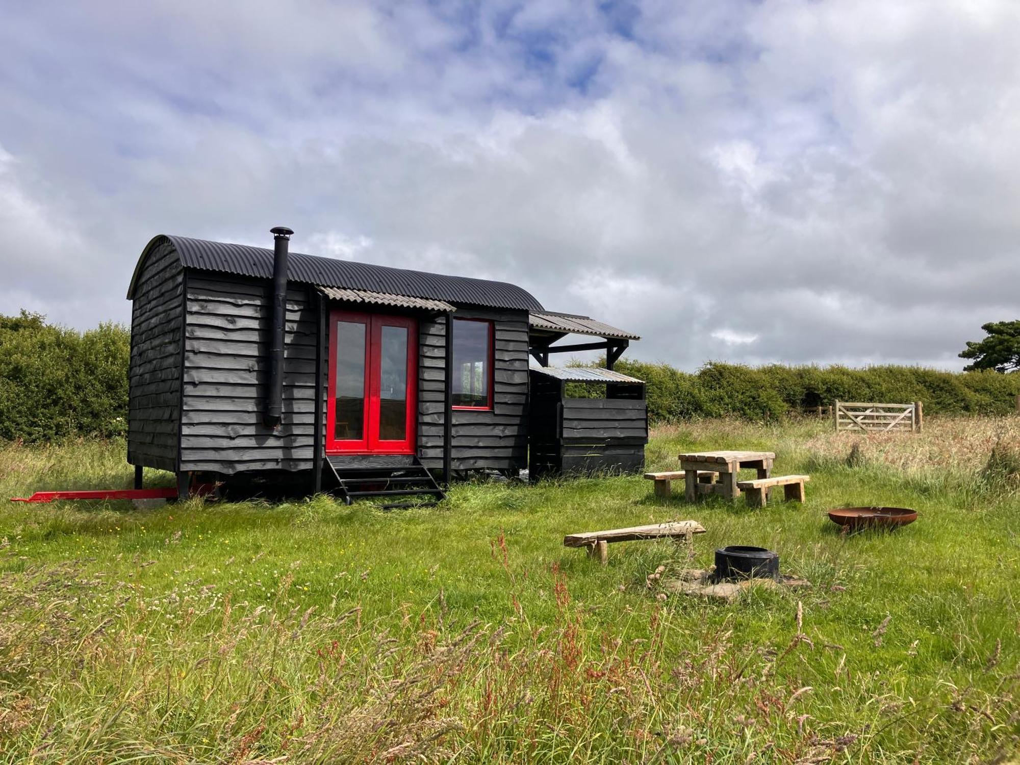 Shepherds Hut In A Private Meadow With Sea Views Hartland Buitenkant foto
