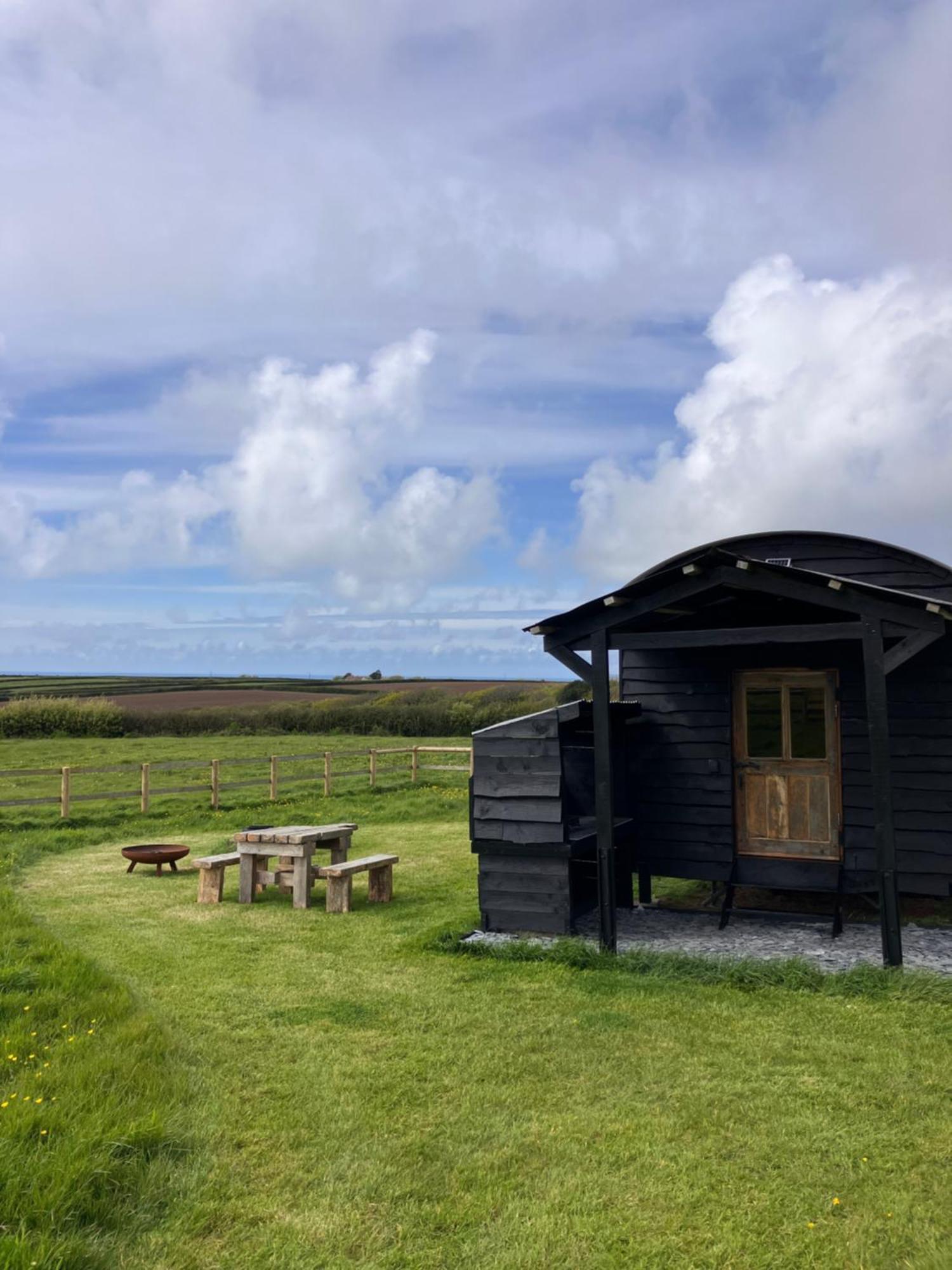 Shepherds Hut In A Private Meadow With Sea Views Hartland Buitenkant foto