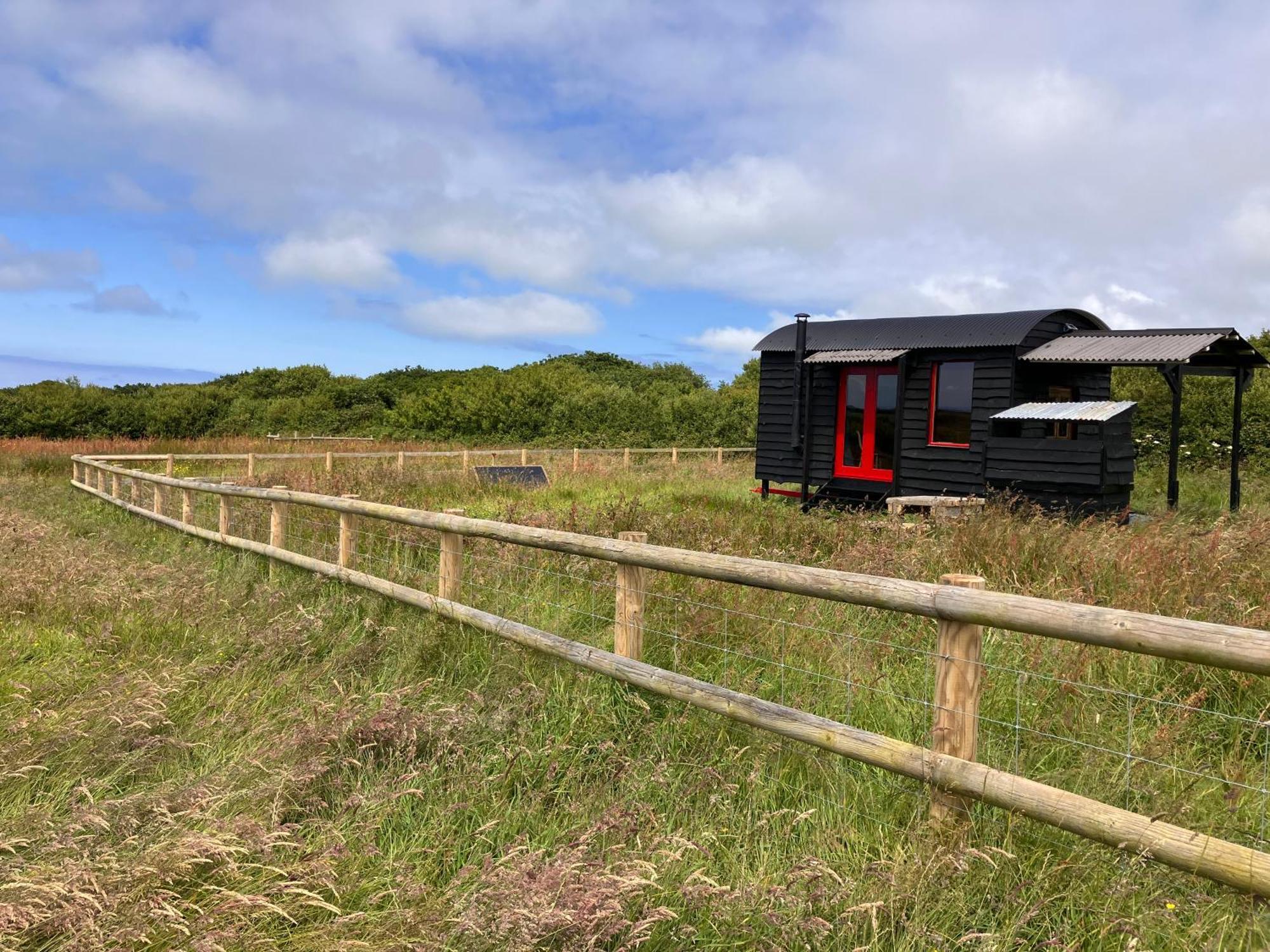 Shepherds Hut In A Private Meadow With Sea Views Hartland Buitenkant foto